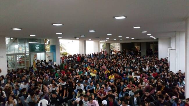 La Asamblea General de Estudiantes de la Universidad Nacional, sede Manizales, decidió declararse en asamblea permanente y cese de actividades académicas. Foto: Adrián Rodríguez (W Radio)