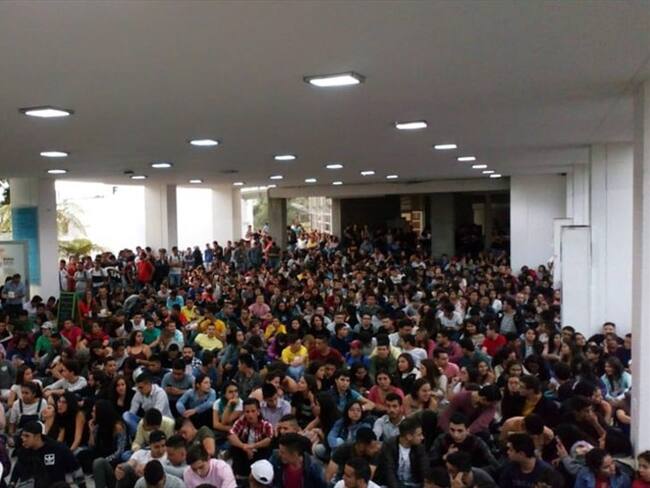 La Asamblea General de Estudiantes de la Universidad Nacional, sede Manizales, decidió declararse en asamblea permanente y cese de actividades académicas. Foto: Adrián Rodríguez (W Radio)