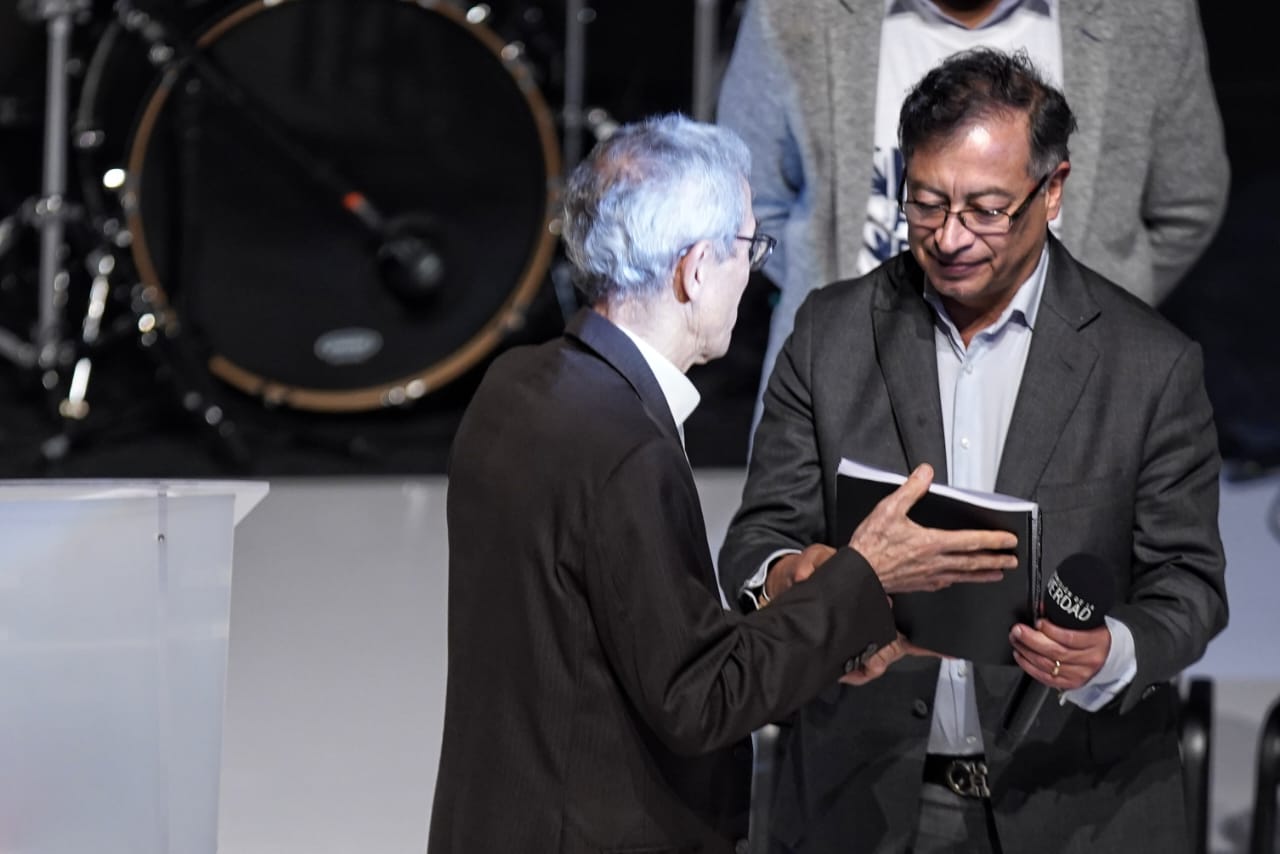 Francisco de Roux y Gustavo Petro. Foto de Sergio Acero / Colprensa