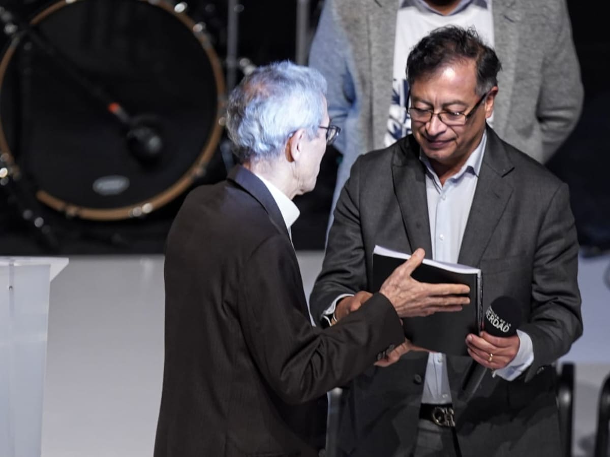 Gustavo Petro, presidente electo, recibió el informe de la Comisión de la Verdad