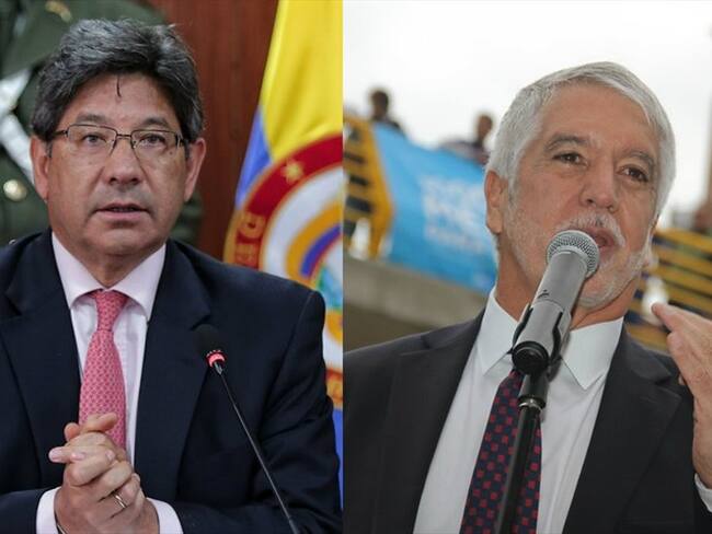 Enrique Peñalosa (der) cuestionó las decisiones de la Corte en materia de basuras, semáforos y baños públicos. Alejandro Linares respondió que decisiones se toman bajo parámetros constitucionales. Foto: Colprensa