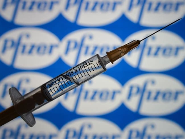 La farmacéutica Pfizer asegura que no es cierto que las negociaciones con Colombia se hayan detenido por la falta de inglés de un funcionario. Foto: Getty Images / ARTUR WIDAK