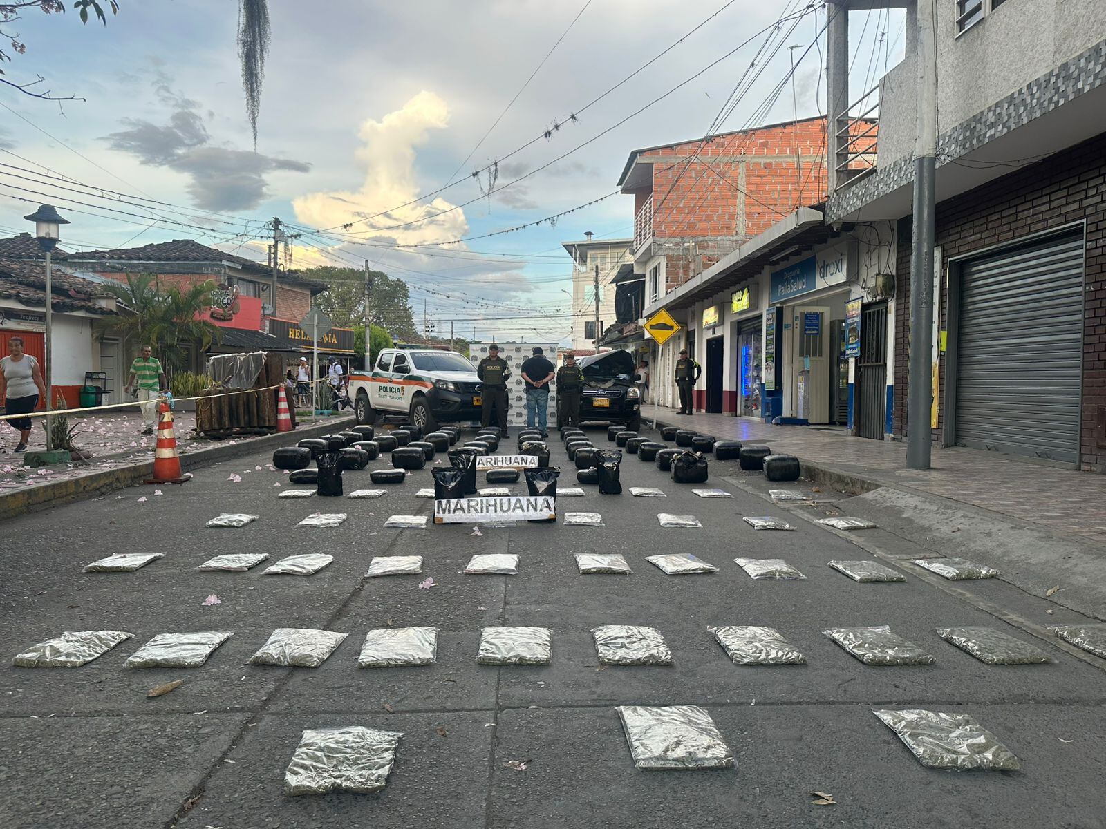 Persecución en la vía La Paila - Armenia termina con la incautación de 254 kilos de marihuana