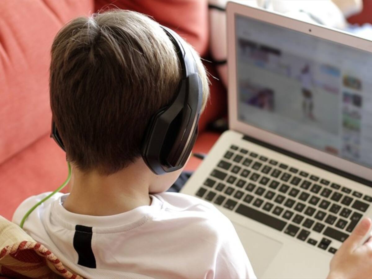 Sobreuso de pantallas puede afectar desarrollo cognitivo y auditivo en los niños