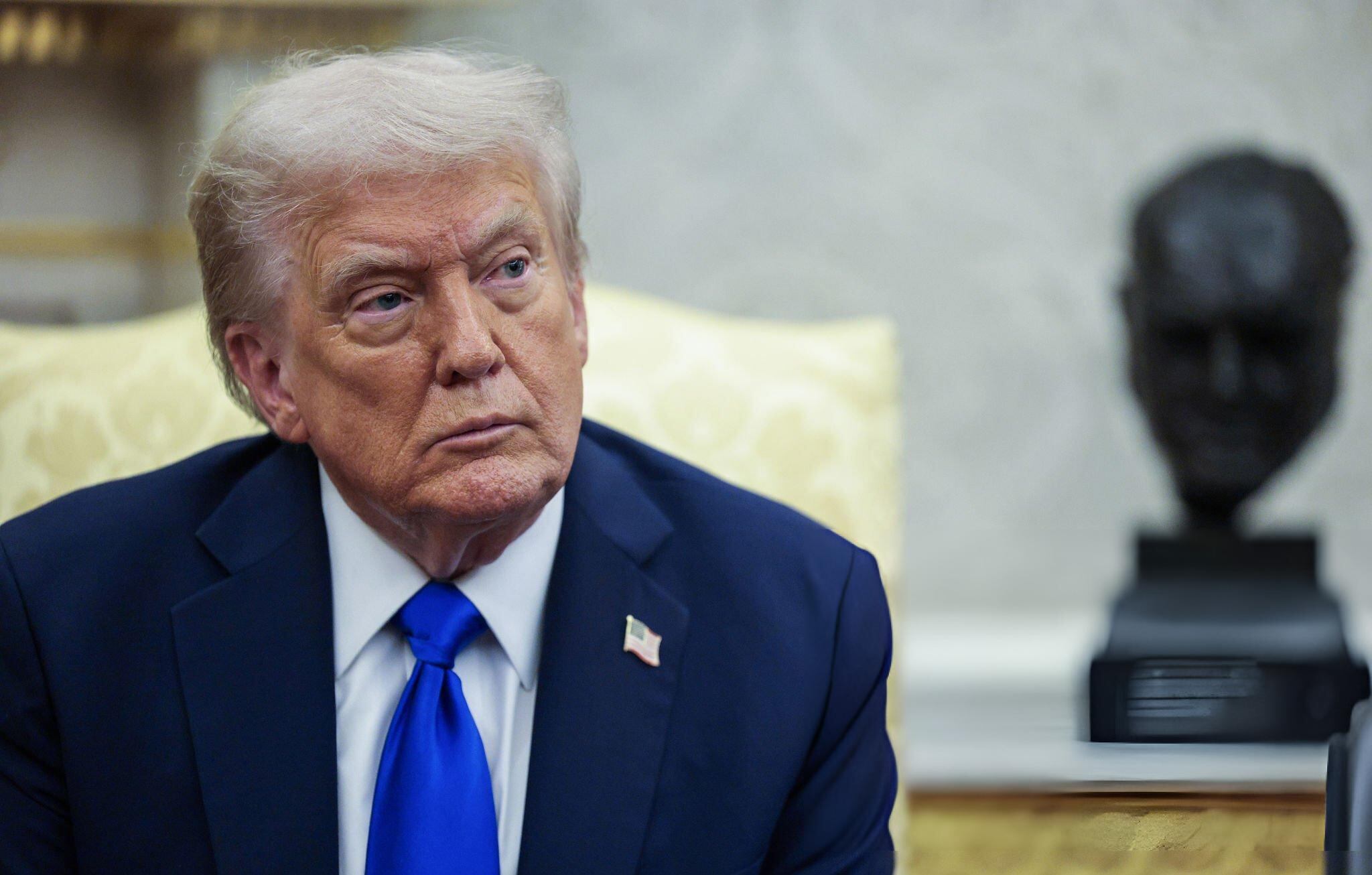 El presidente de Estados Unidos, Donald Trump, durante una reunión con Mark Carney, en la Oficina Oval de la Casa Blanca en Washington D. C., EE. UU., el martes 7 de octubre de 2025. FOTO: Shawn Thew/EPA/Bloomberg via Getty Images