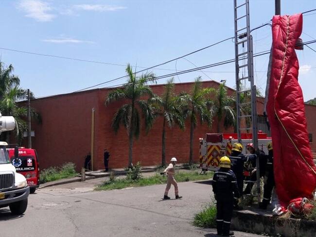 Parapentista quedó enredado en cables de energía eléctrica. Foto: Erika Rebolledo (W Radio)