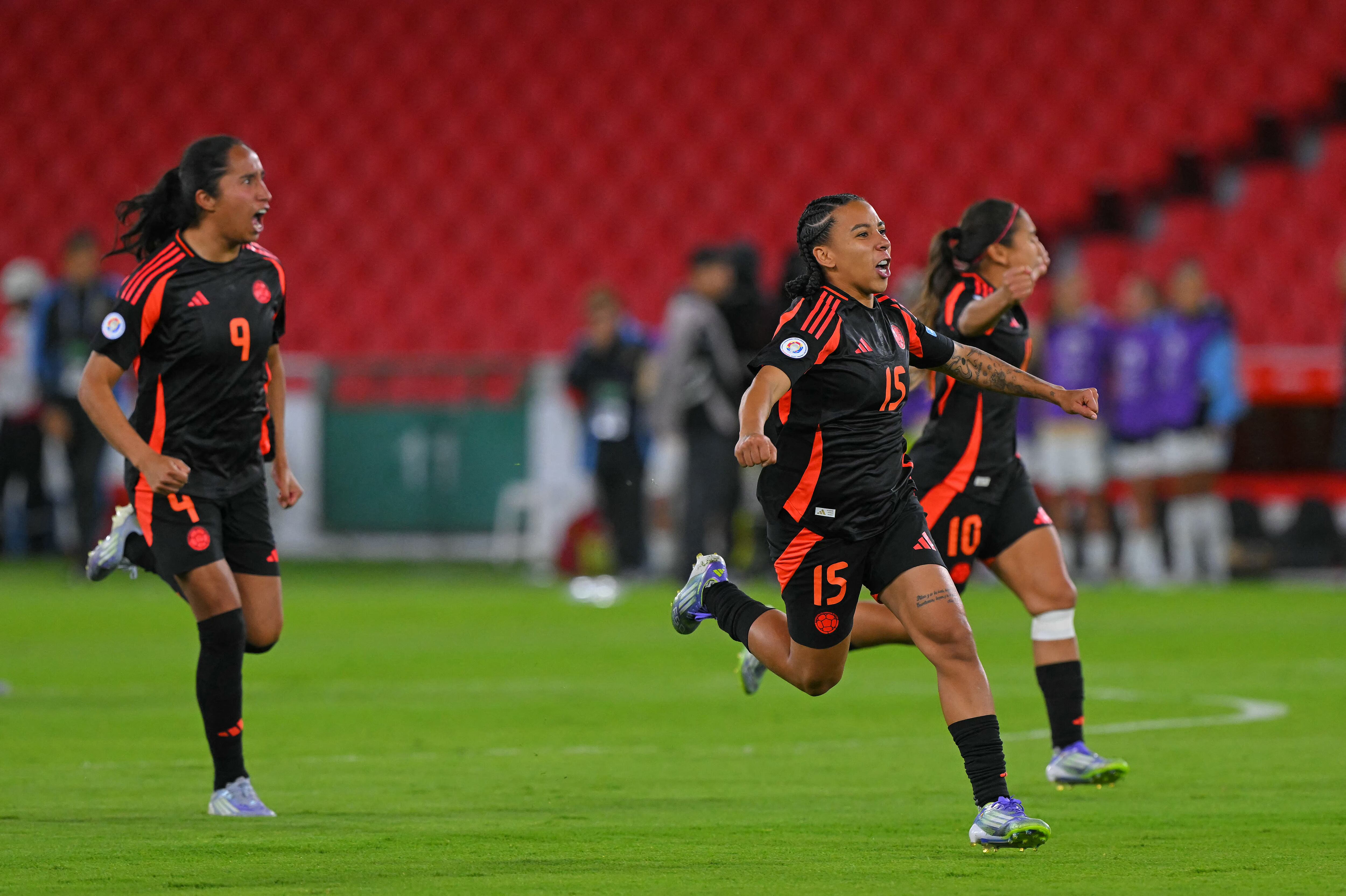 La mediocampista de Colombia, Wendy Bonilla, celebra después de ganar el partido de fútbol semifinal de la Copa América Femenina 2025 entre Argentina y Colombia en el Estadio Rodrigo Paz Delgado en Quito el 28 de julio de 2025. (Foto de Rodrigo BUENDIA / AFP) (Foto de RODRIGO BUENDIA/AFP vía Getty Images)