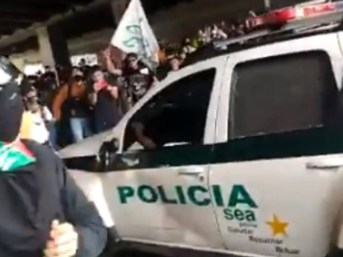 Video: Momento en el que encapuchados vandalizaron una patrulla de la Policía en Bogotá
