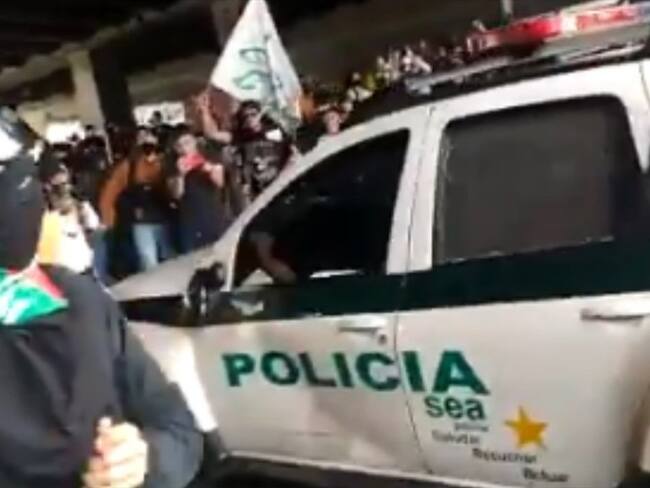 Encapuchados vandalizaron patrulla de la Policía en Bogotá. Foto: Captura video