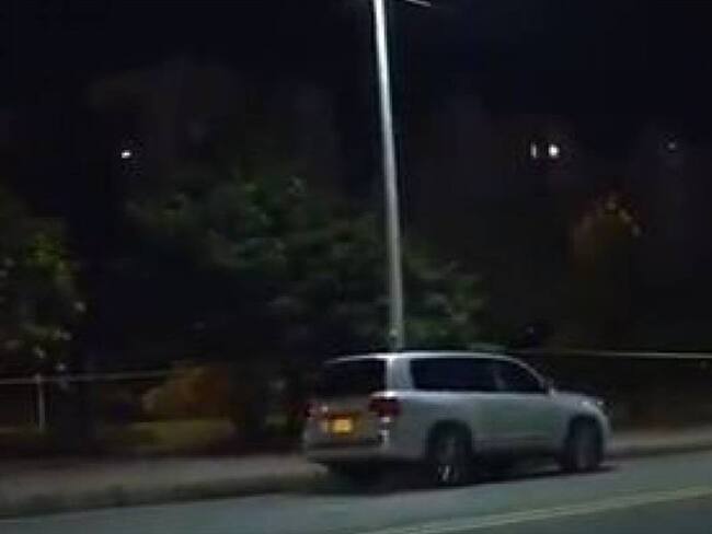 Dos cuerpos sin vida fueron encontrados en una camioneta abandonada en Bogotá. Foto: Captura de pantalla