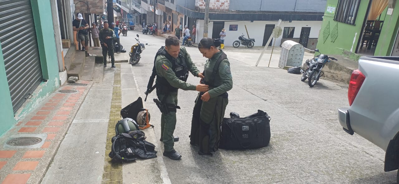 Policía desactiva artefactos explosivos en zona urbana de Valdivia, Antioquia. Foto: Cortesía Policía Nacional