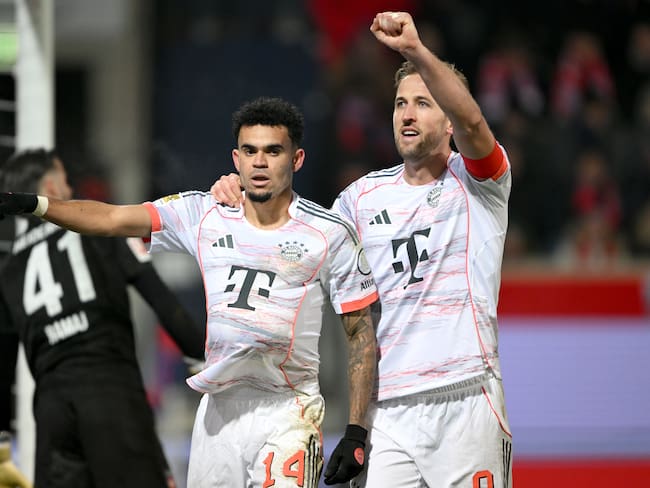 Luis Díaz celebra, con Harry Kane, su gol para el Bayern Múnich ante el FC Heidenheim por Bundesliga. FOTO: A. Scheuber/FC Bayern vía Getty Images