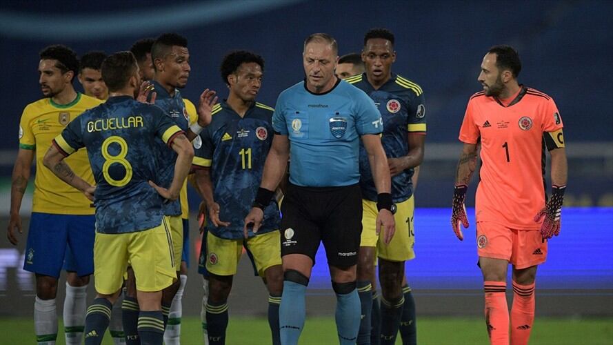Jugadores de la Selección Colombia le reclamaron al árbitro Néstor Pitana. Foto: CARL DE SOUZA/AFP via Getty Images