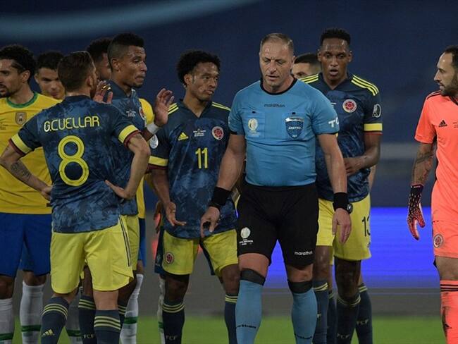 Jugadores de la Selección Colombia le reclamaron al árbitro Néstor Pitana. Foto: CARL DE SOUZA/AFP via Getty Images