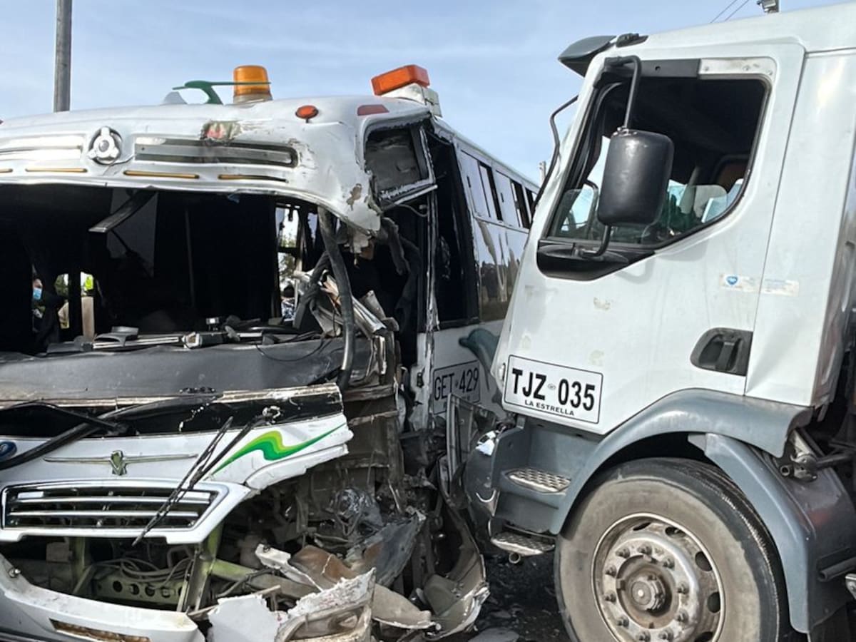 Choque entre tractocamión y bus en la vía Soracá-Boyacá dejó 14 personas lesionadas