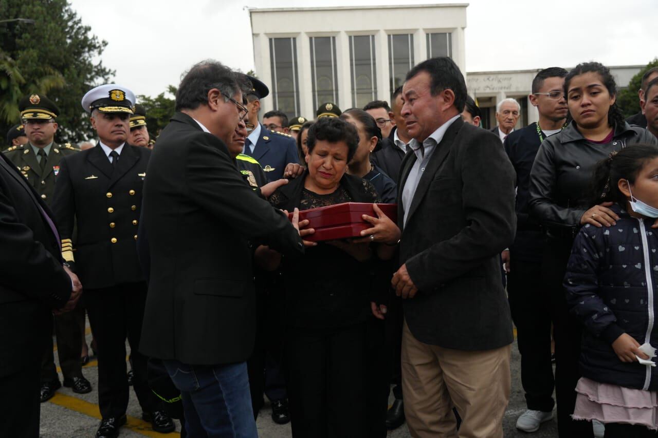 Gustavo Petro en funeral de policía asesinado. Foto; Presidencia de la República