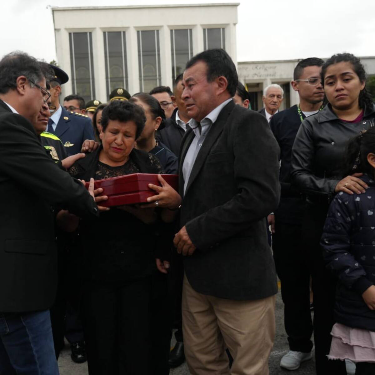 Eso no fue cerco humanitario; hubo violencia: padre de policía asesinado en Caguán