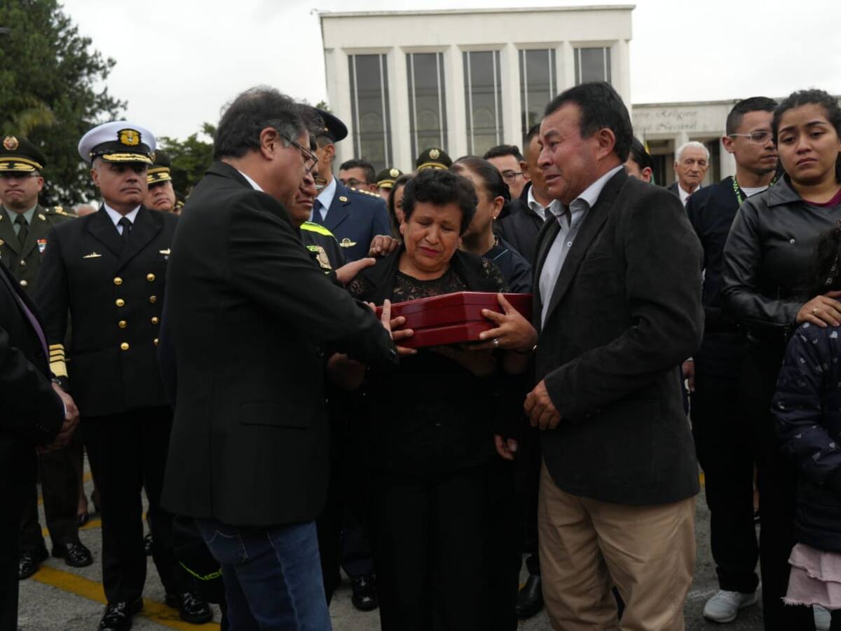 El presidente Petro asistió a funeral de policía asesinado en el Caguán