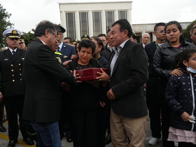 Gustavo Petro en funeral de policía asesinado. Foto; Presidencia de la República