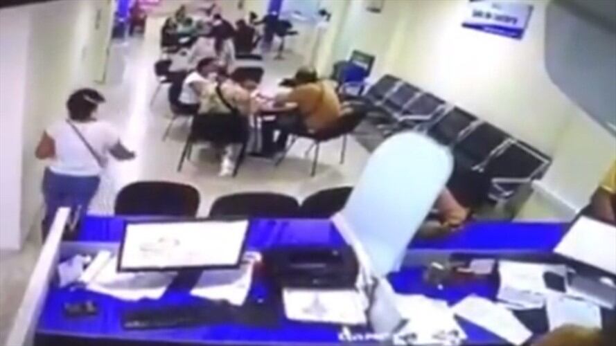 En el video se puede ver como una mujer coge un celular y se va del lugar con su pareja. Foto: Captura de pantalla