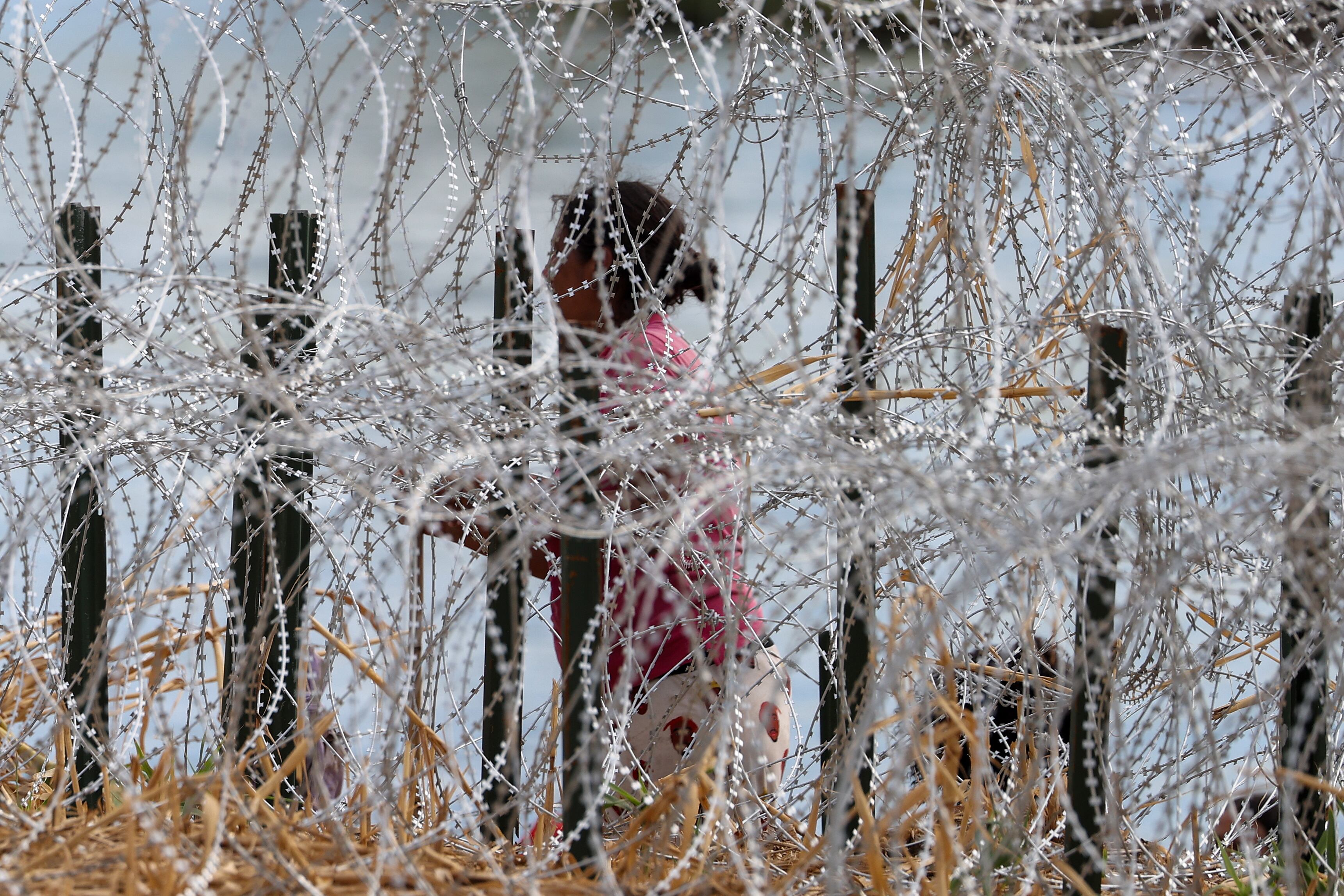 Fotografía de una persona migrante que intenta cruzar el Río Grande en Eagle Pass, Texas (EE.UU.). EFE/ Adam Davis
