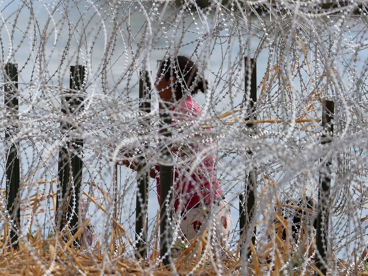 Nueva ola masiva de migrantes deja dos muertos en la frontera de Texas