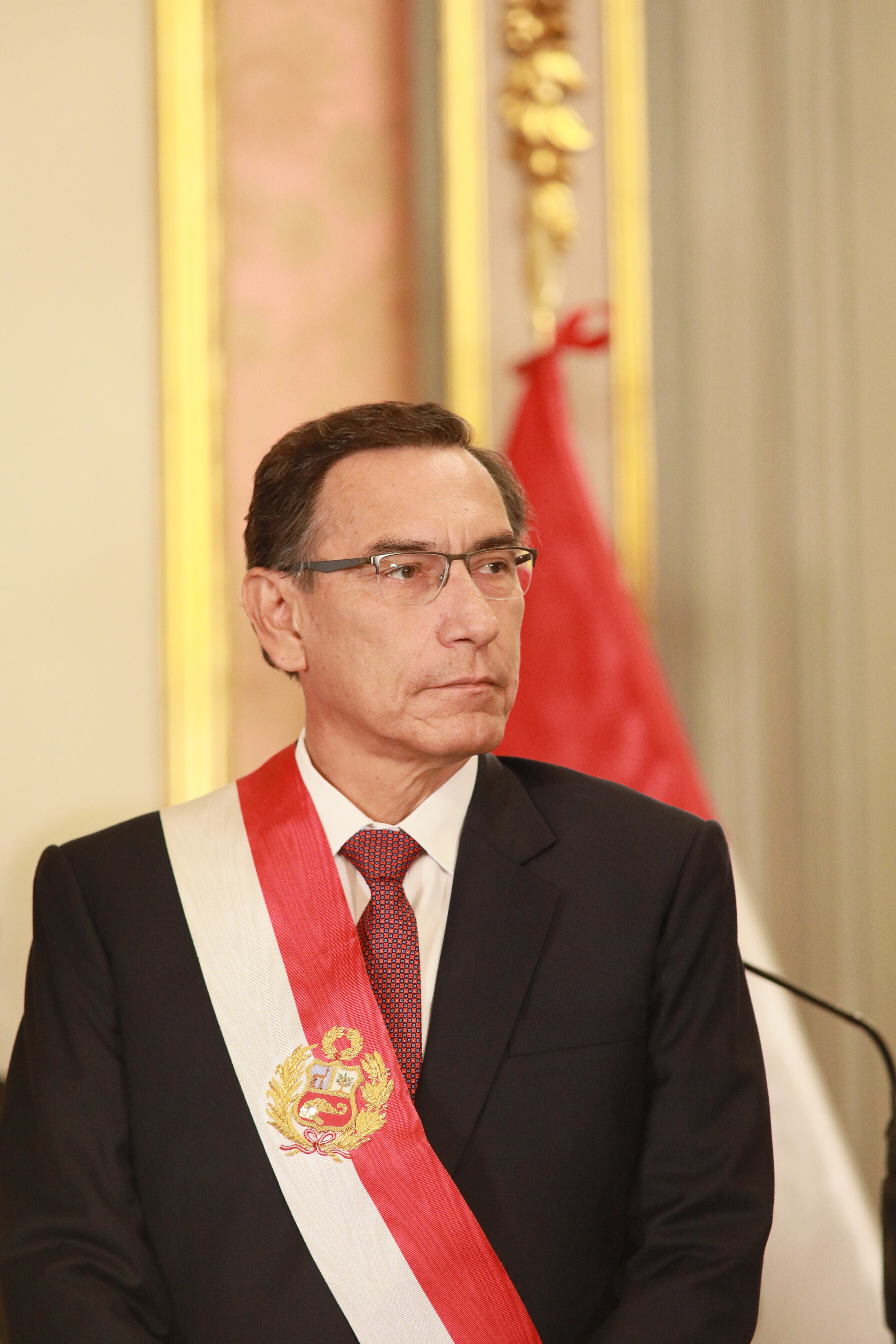 AME2330. LIMA (PERÚ), 30/01/2024.- Fotografía de archivo fechada el 13 de febrero de 2020 del ex presidente de Perú, Martín Vizcarra, durante el acto de juramentación de cuatro ministros en el Palacio de Gobierno, en Lima (Perú). La Fiscalía de Perú confirmó este martes que investiga al expresidente peruano Martín Vizcarra (2018-2020) como presunto líder de una red criminal denominada "Los intocables de la corrupción", cinco de cuyos aparentes miembros fueron detenidos por la Policía y el Ministerio Público. EFE/ Juan Ponce Valenzuela