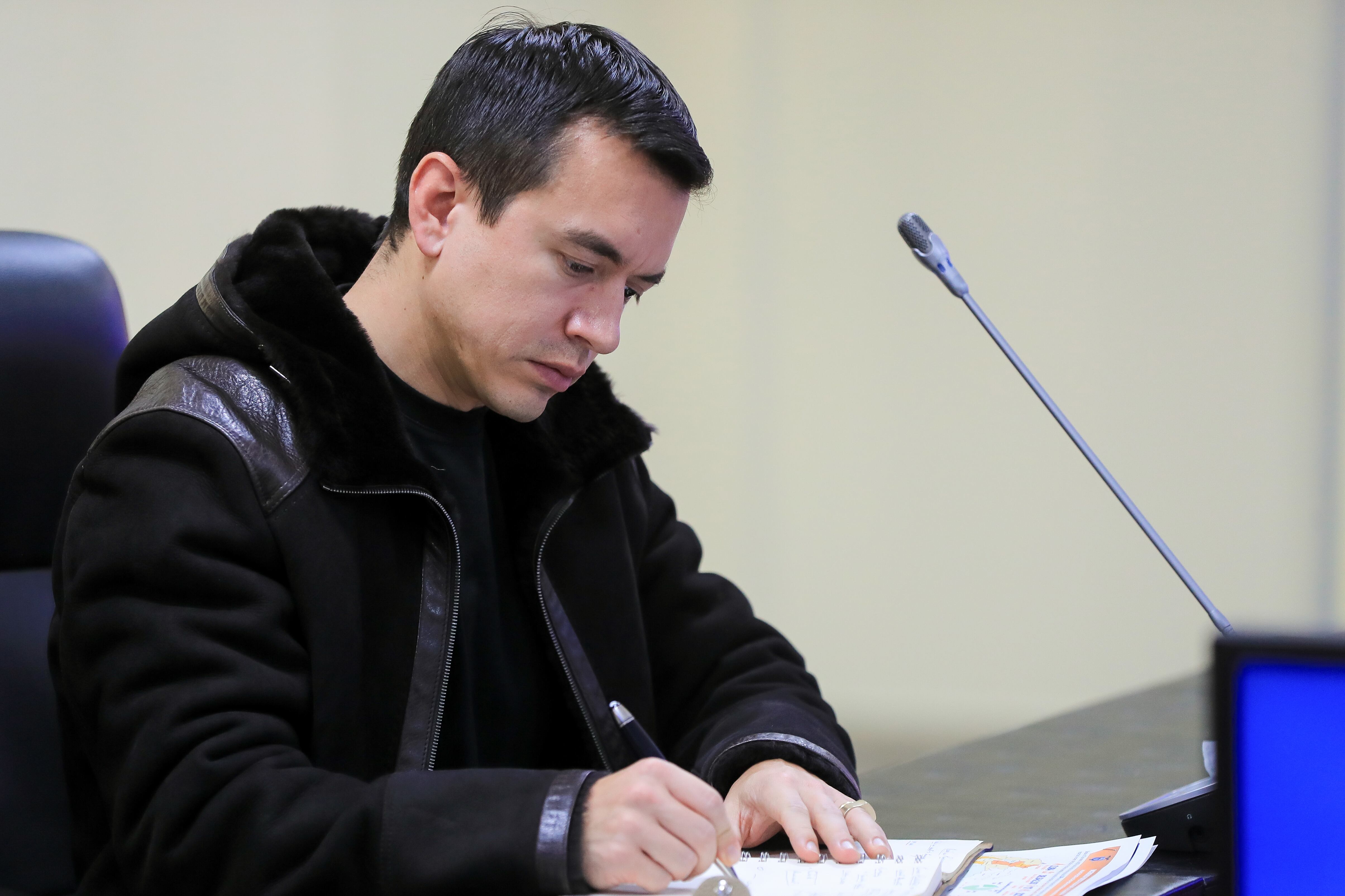 AME2567. QUITO (ECUADOR), 25/09/2024.- El presidente de Ecuador, Daniel Noboa, asiste a una reunión con el Cómite de Operaciones de Emergencias (COE) nacional este miércoles, en Quito (Ecuador).