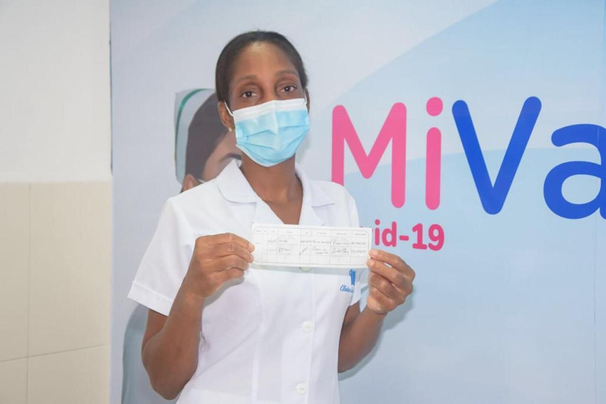 Marcia Blandón primera persona vacunada en Santa Marta/ Alcaldía de Santa Marta 