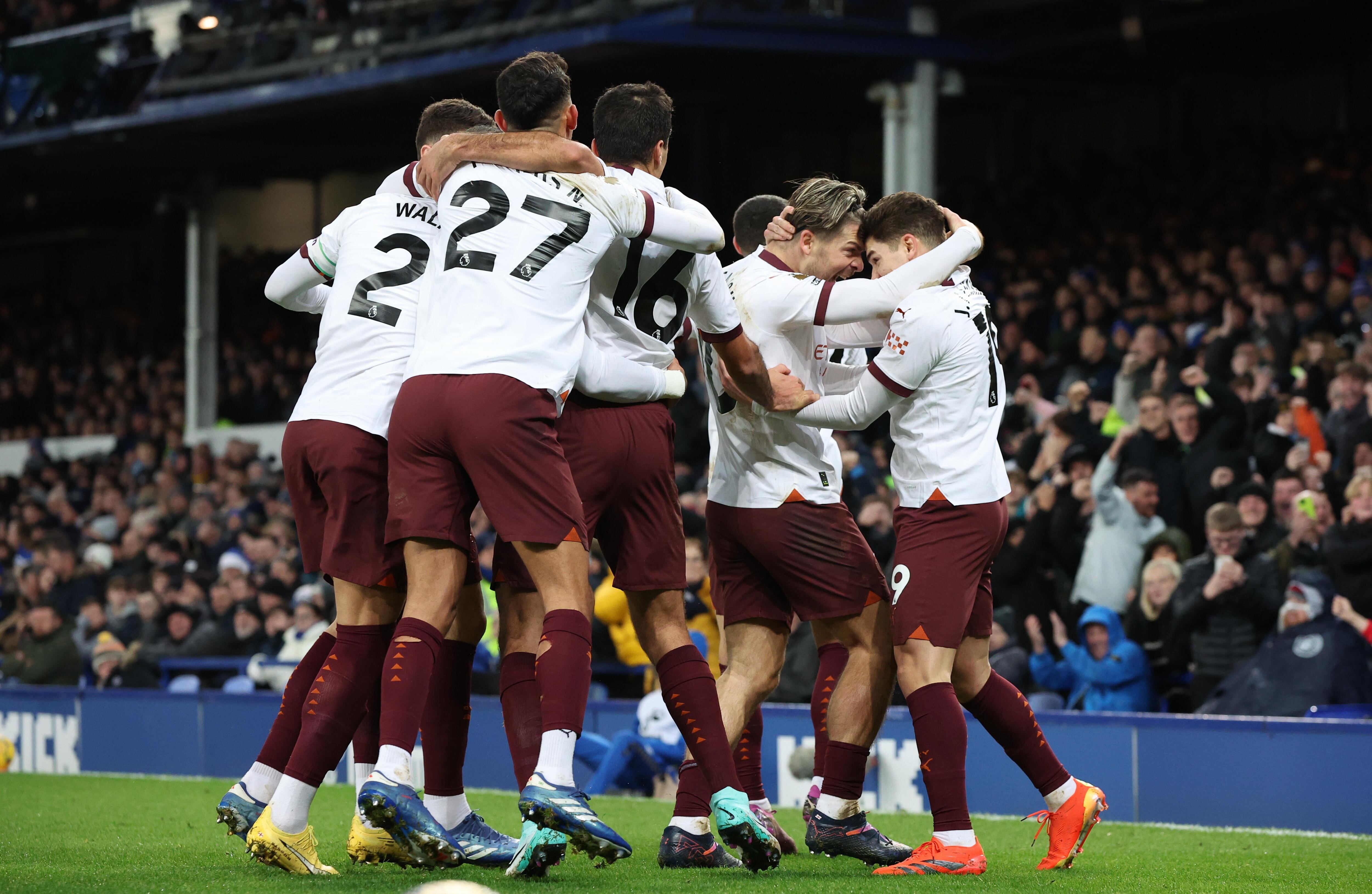 Liverpool (United Kingdom), 27/12/2023.- Julian Alvarez of Manchester City celebrates scoring the 1-2 goal with team mates during the English Premier League soccer match between Everton FC and Manchester City in Liverpool, Britain, 27 December 2023. (Reino Unido) EFE/EPA/ADAM VAUGHAN EDITORIAL USE ONLY. No use with unauthorized audio, video, data, fixture lists, club/league logos, 'live' services or NFTs. Online in-match use limited to 120 images, no video emulation. No use in betting, games or single club/league/player publications.