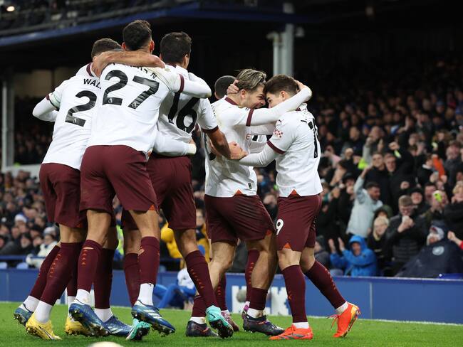 Liverpool (United Kingdom), 27/12/2023.- Julian Alvarez of Manchester City celebrates scoring the 1-2 goal with team mates during the English Premier League soccer match between Everton FC and Manchester City in Liverpool, Britain, 27 December 2023. (Reino Unido) EFE/EPA/ADAM VAUGHAN EDITORIAL USE ONLY. No use with unauthorized audio, video, data, fixture lists, club/league logos, 'live' services or NFTs. Online in-match use limited to 120 images, no video emulation. No use in betting, games or single club/league/player publications.