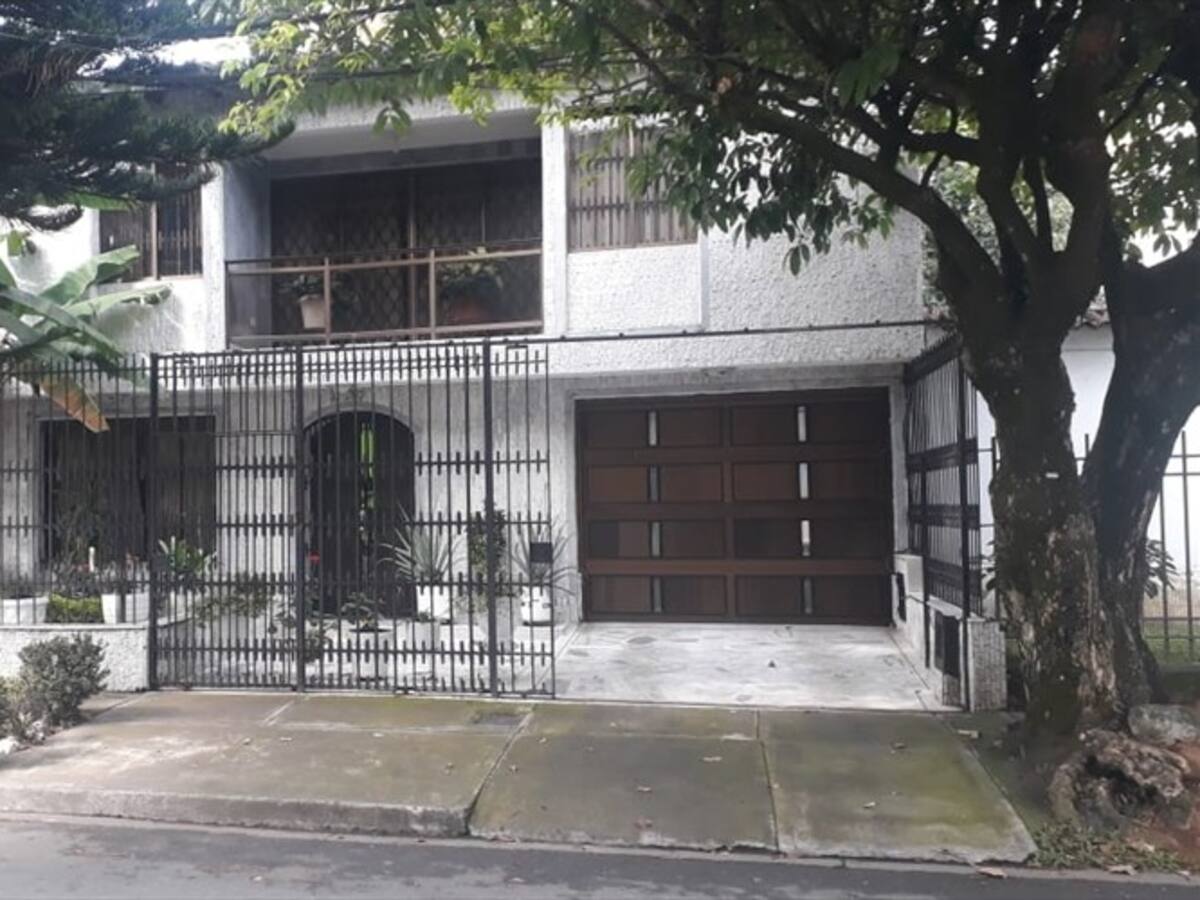 Buscan a ladrones que vestidos de policías roban residencia en Cali