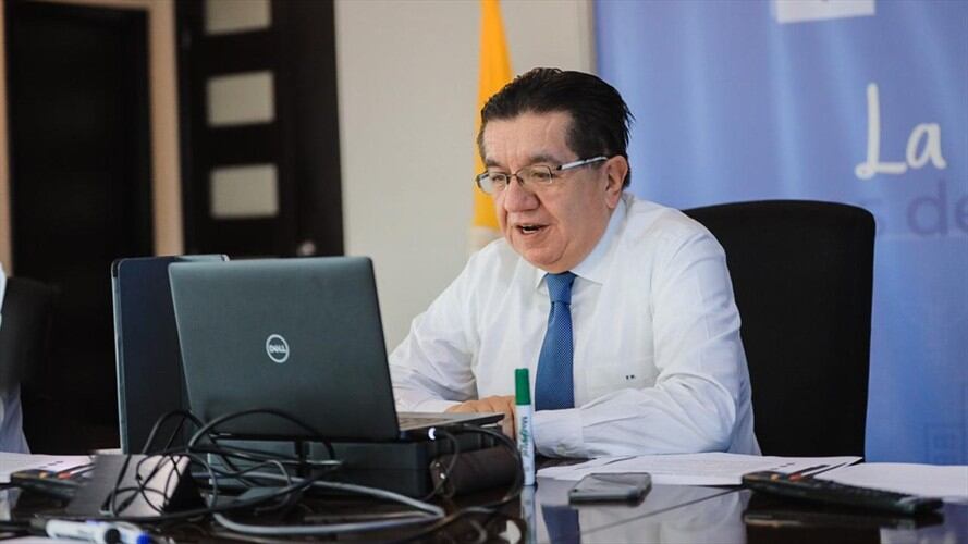 El ministro Fernando Ruiz aseguró que se debe prever la posibilidad de que la inmunidad generada pueda decaer. Foto: Ministerio de Salud