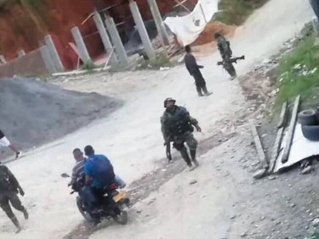 Presencia de los grupos armados en centros de poblados del municipio de Argelia. . Foto: Cortesía