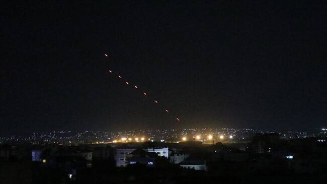 Talibanes festejando con disparos al aire la salida de Estados Unidos de Afganistán. Foto: Haroon Sabawoon/Anadolu Agency via Getty Images