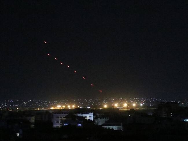 Talibanes festejando con disparos al aire la salida de Estados Unidos de Afganistán. Foto: Haroon Sabawoon/Anadolu Agency via Getty Images