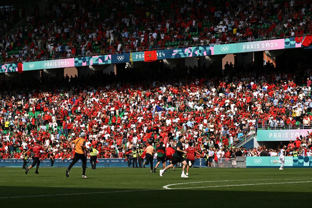 Hinchas marroquís saltaron al campo durante el partido entre Argentina vs. Marruecos. Foto: Tullio M. Puglia/Getty Images