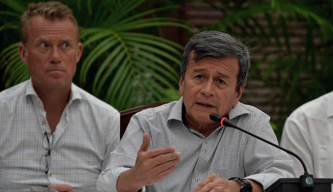 Pablo Beltran (derecha) negociadores del ELN. Foto: Getty Images.