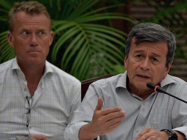 Pablo Beltran (derecha) negociadores del ELN. Foto: Getty Images.
