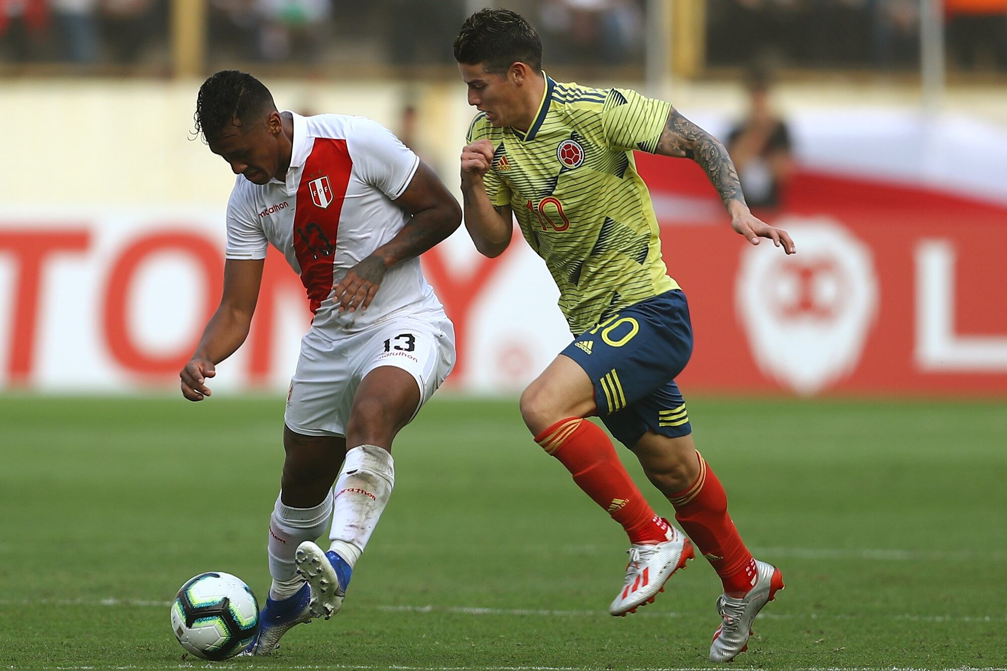 Renato Tapia y James Rodríguez en un partido Perú vs. Colombia