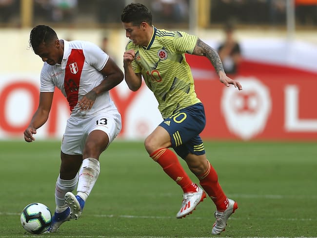 Renato Tapia y James Rodríguez en un partido Perú vs. Colombia