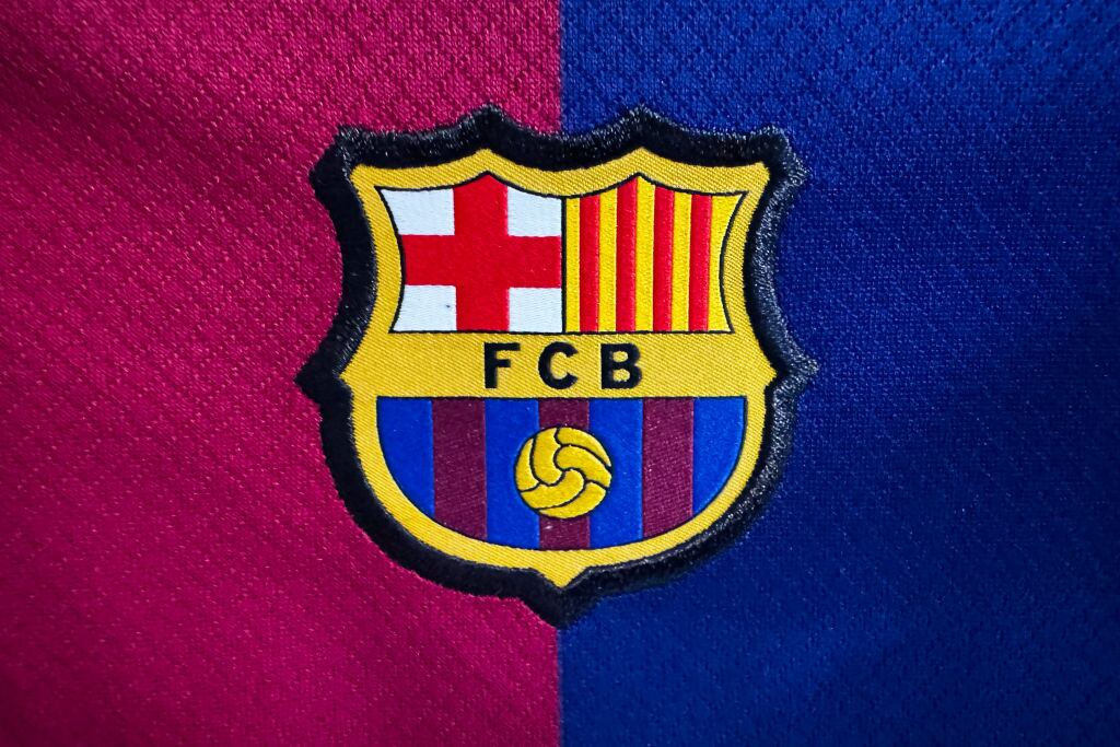 Logo de Barcelona. I Foto: Jakub Porzycki/NurPhoto via Getty Images.