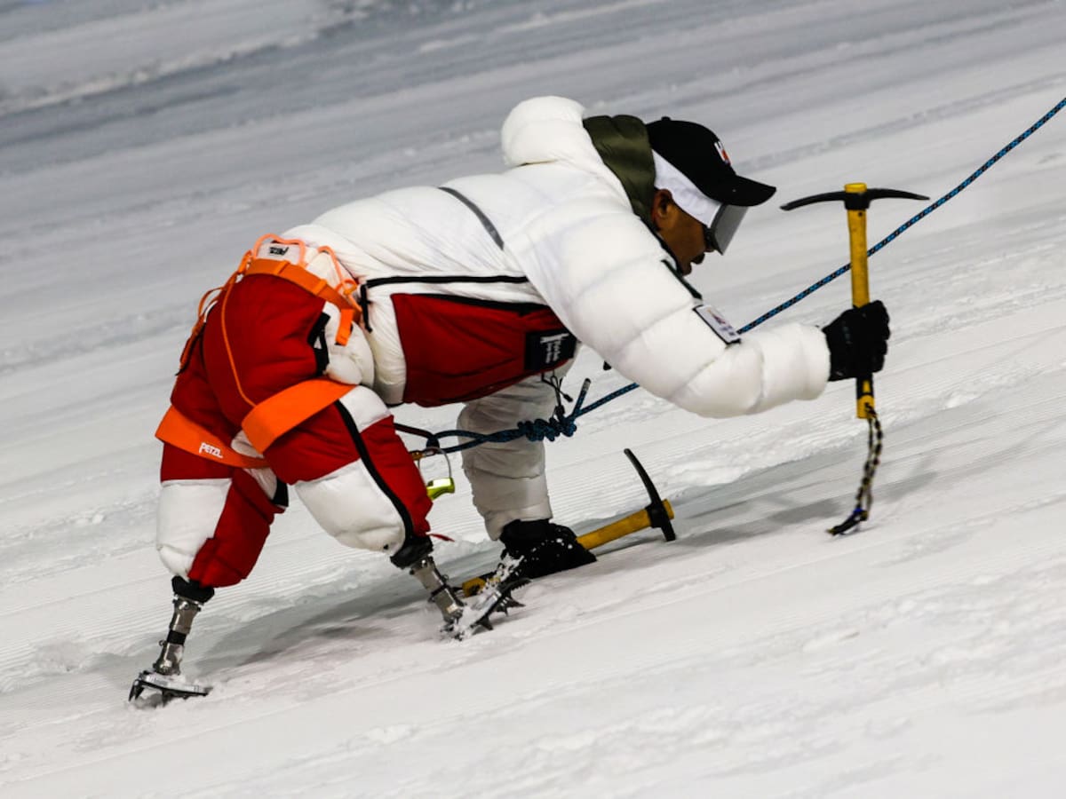 La inspiradora historia del exsoldado amputado de ambas piernas que subió el Everest