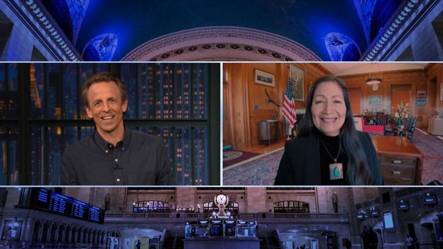 Descubren a hombre gateando en entrevista de la secretaria de Interior de EE.UU. Foto: Getty Images