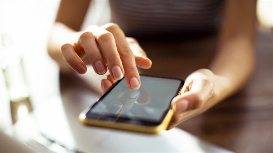 Si el uso del celular afecta la productividad, el empleador puede adoptar medidas. Foto: Getty Images / MARKO GEBER