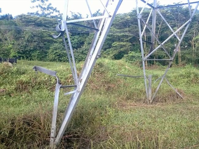 Municipios en Nariño continúan sin servicio eléctrico por atentado a torres de energía