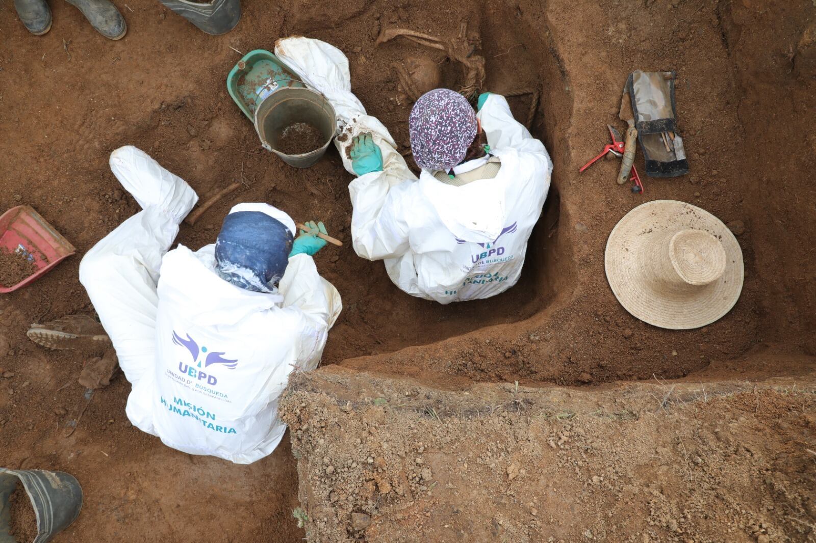 Unidad de Búsqueda de Desaparecidos en cementerio de Chaparral. Foto: Cortesía: UBPD