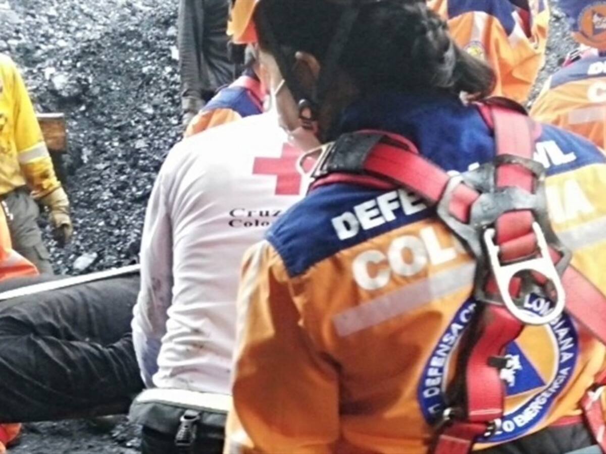Rescatan con vida a cuatro personas atrapadas en derrumbe de mina en zona rural de Cali