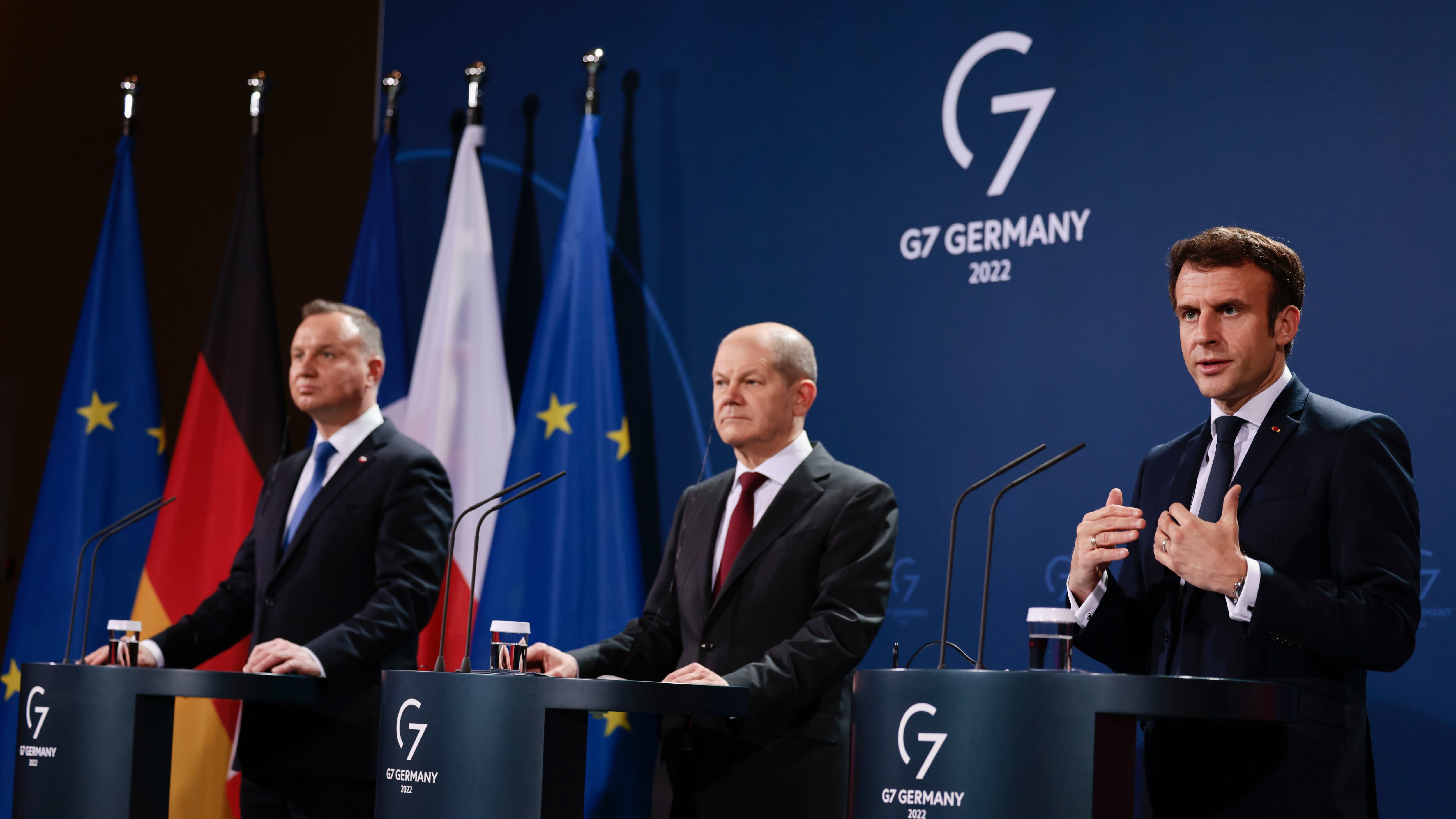 BERLIN, GERMANY - FEBRUARY 08: Polish President Andrzej Duda (L), German Chancellor Olaf Scholz (C) and French President Emmanuel Macron (R) speak to the media ahead of a Weimar Triangle meeting to discuss the ongoing Ukraine crisis on February 8, 2022 in Berlin, Germany. (Photo by Hannibal Hanschke - Pool/Getty Images)