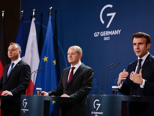 BERLIN, GERMANY - FEBRUARY 08: Polish President Andrzej Duda (L), German Chancellor Olaf Scholz (C) and French President Emmanuel Macron (R) speak to the media ahead of a Weimar Triangle meeting to discuss the ongoing Ukraine crisis on February 8, 2022 in Berlin, Germany. (Photo by Hannibal Hanschke - Pool/Getty Images)